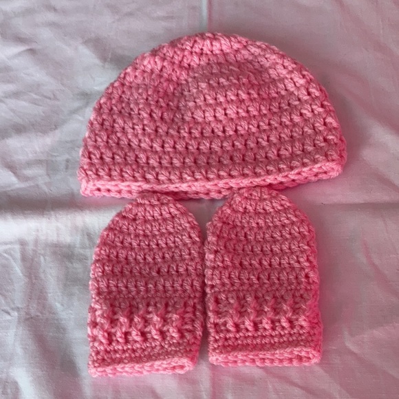 Hand crochet baby hat and thumbless mittens - Picture 3 of 3